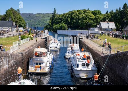 Freizeitboote, die Loch Ness durch das Schleusensystem des Caledonian Canal in Fort Augustus, Schottland, betreten. Stockfoto