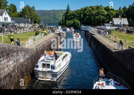 Freizeitboote, die Loch Ness durch das Schleusensystem des Caledonian Canal in Fort Augustus, Schottland, betreten. Stockfoto