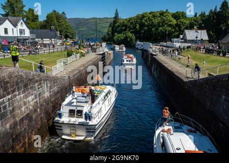 Freizeitboote, die Loch Ness durch das Schleusensystem des Caledonian Canal in Fort Augustus, Schottland, betreten. Stockfoto