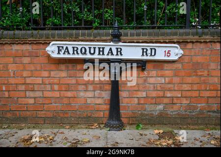 Farquhar Road altmodisches Straßennamen-Schild, eine sehr wohlhabende Straße in der Postleitzahl 15 von Birmingham, West Midlands, England. Stockfoto