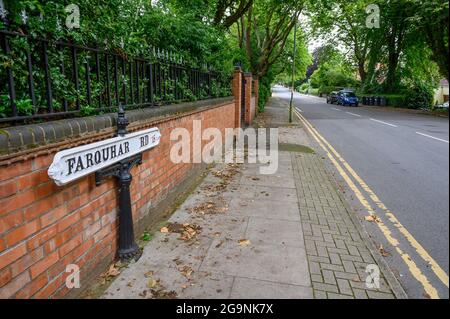 Millionäre-Reihe: Farquhar Road altmodisches Straßennamen-Schild auf einer sehr wohlhabenden Straße in der Postleitzahl-Zone 15 von Birmingham, West Midlands, England. Stockfoto