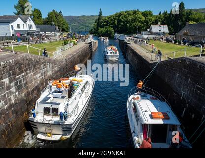 Freizeitboote, die Loch Ness durch das Schleusensystem des Caledonian Canal in Fort Augustus, Schottland, betreten. Stockfoto