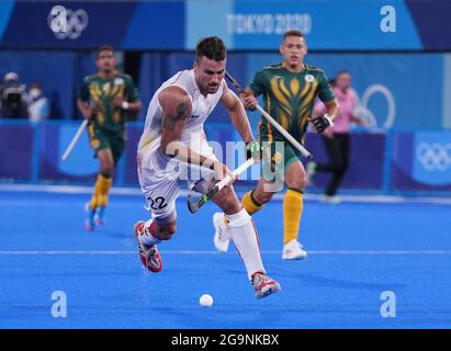 Tokio, Japan. Juli 2021. Der Belgier Simon Pierre F Gougnard (vorne) tritt bei den Olympischen Spielen in Tokio 2020 in Tokio, Japan, am 27. Juli 2021, beim Hockeyspiel der Herren Pool B zwischen Belgien und Südafrika an. Quelle: Yang Shiyao/Xinhua/Alamy Live News Stockfoto