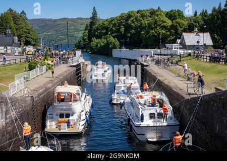 Freizeitboote, die Loch Ness durch das Schleusensystem des Caledonian Canal in Fort Augustus, Schottland, betreten. Stockfoto