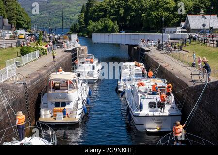 Freizeitboote, die Loch Ness durch das Schleusensystem des Caledonian Canal in Fort Augustus, Schottland, betreten. Stockfoto