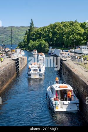 Freizeitboote, die Loch Ness durch das Schleusensystem des Caledonian Canal in Fort Augustus, Schottland, betreten. Stockfoto