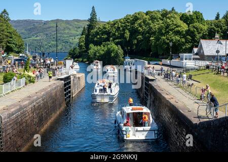 Freizeitboote, die Loch Ness durch das Schleusensystem des Caledonian Canal in Fort Augustus, Schottland, betreten. Stockfoto