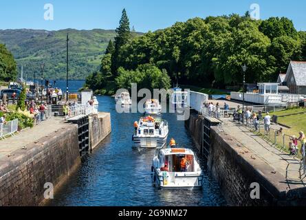 Freizeitboote, die Loch Ness durch das Schleusensystem des Caledonian Canal in Fort Augustus, Schottland, betreten. Stockfoto