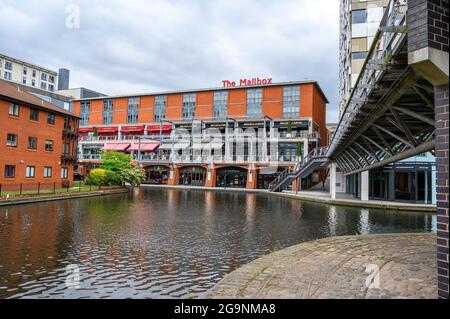 Die Love Lock Bridge über den Birmingham Canal Old Line-Übergang zur Mailbox und zum Cube Complex in Birmingham City, England. Stockfoto