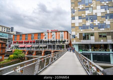 Die Love Lock Bridge über den Birmingham Canal Old Line-Übergang zur Mailbox und zum Cube Complex in Birmingham City, England. Stockfoto