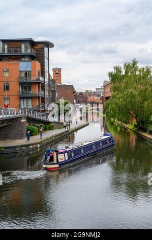 Ein Schmalboot, das auf der Old Line des Birmingham Canal in Richtung Gas Street Basin in Birmingham, England, fährt. Stockfoto