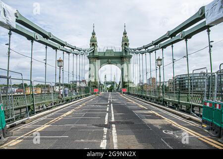 HAMMERSMITH LONDON 27 Juli 2021 . Die Hammersmith Bridge im Westen Londons wurde nach ihrer Schließung seit April 2019 für Kraftfahrzeuge und alle Nutzer im August 2020 für Radfahrer und Fußgänger wieder geöffnet. Die 134 Jahre alte gusseiserne viktorianische Brücke wurde letztes Jahr wegen Sicherheitskontrollen geschlossen, nachdem Risse entdeckt wurden. Credit amer Ghazzal/Alamy Live News Stockfoto