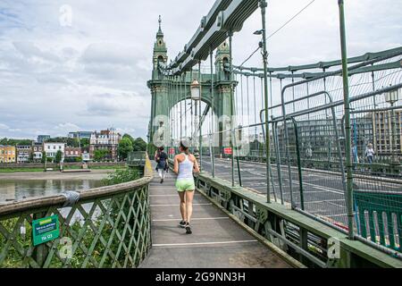 HAMMERSMITH LONDON 27 Juli 2021 . Die Hammersmith Bridge im Westen Londons wurde nach ihrer Schließung seit April 2019 für Kraftfahrzeuge und alle Nutzer im August 2020 für Radfahrer und Fußgänger wieder geöffnet. Die 134 Jahre alte gusseiserne viktorianische Brücke wurde letztes Jahr wegen Sicherheitskontrollen geschlossen, nachdem Risse entdeckt wurden. Credit amer Ghazzal/Alamy Live News Stockfoto