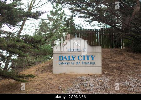 Willkommen in Daly City, dem Tor zur Halbinsel in einem bewaldeten Zentrum an der Stadtgrenze in der Stadt Daly City, Kalifornien, in der Gegend der San Francisco Bay, 3. November 2017. (Foto von Smith Collection/Gado/Sipa USA) Stockfoto