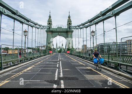 HAMMERSMITH LONDON 27 Juli 2021 . Die Hammersmith Bridge im Westen Londons wurde nach ihrer Schließung seit April 2019 für Kraftfahrzeuge und alle Nutzer im August 2020 für Radfahrer und Fußgänger wieder geöffnet. Die 134 Jahre alte gusseiserne viktorianische Brücke wurde letztes Jahr wegen Sicherheitskontrollen geschlossen, nachdem Risse entdeckt wurden. Credit amer Ghazzal/Alamy Live News Stockfoto