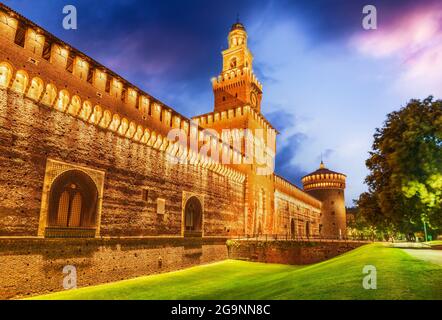 Mailand, Italien - Schloss Sforza (Castello Sforzesco) mit schönem Brunnen bei Nacht, erbaut von Sforza, Herzog von Mailand. Touristischer Ort in der Dämmerung. Stockfoto