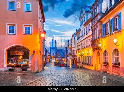 Rothenburg ob der Tauber, weihnachtlich geschmückte Stadt Franken, Bayern in Deutschland. Stockfoto