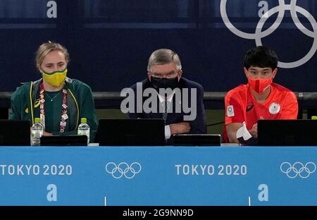 IOC-Präsident Thomas Bach (Mitte) beobachtet am vierten Tag der Olympischen Spiele 2020 in Tokio im Ariake Gymnastik Center das Finale der Frauen-Teams. Bilddatum: Dienstag, 27. Juli 2021. Stockfoto