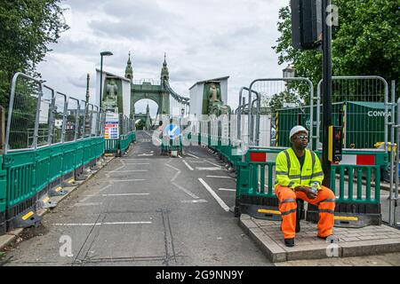 HAMMERSMITH LONDON 27 Juli 2021 . Die Hammersmith Bridge im Westen Londons wurde nach ihrer Schließung seit April 2019 für Kraftfahrzeuge und alle Nutzer im August 2020 für Radfahrer und Fußgänger wieder geöffnet. Die 134 Jahre alte gusseiserne viktorianische Brücke wurde letztes Jahr wegen Sicherheitskontrollen geschlossen, nachdem Risse entdeckt wurden. Credit amer Ghazzal/Alamy Live News Stockfoto