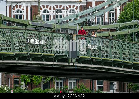 HAMMERSMITH LONDON 27 Juli 2021 . Die Hammersmith Bridge im Westen Londons wurde nach ihrer Schließung seit April 2019 für Kraftfahrzeuge und alle Nutzer im August 2020 für Radfahrer und Fußgänger wieder geöffnet. Die 134 Jahre alte gusseiserne viktorianische Brücke wurde letztes Jahr wegen Sicherheitskontrollen geschlossen, nachdem Risse entdeckt wurden. Credit amer Ghazzal/Alamy Live News Stockfoto