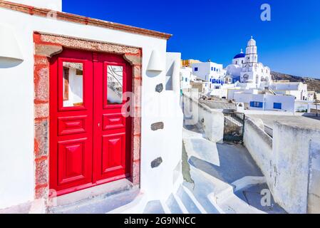 Pyrgos, Santorini, Griechenland. Kleines weiß getünchtes Dorf von Pyrgos auf der berühmten Insel Santorini, Kykladen-Inseln Landschaft auf der Ägäis. Reise-Backgro Stockfoto