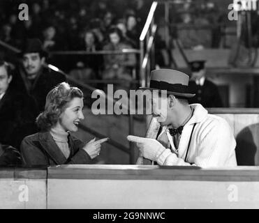 KAY WALSH UND GEORGE FORMBY IN I SEE ICE ! 1938 Regisseur ANTHONY KIMMINS Associated Talking Pictures (ATP) / Associated British Film Distributors (A.B.F.D.) Stockfoto