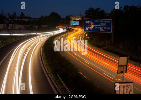 Leichte Wege von der verkehrsreichen Straße von der Autobahn Stockfoto