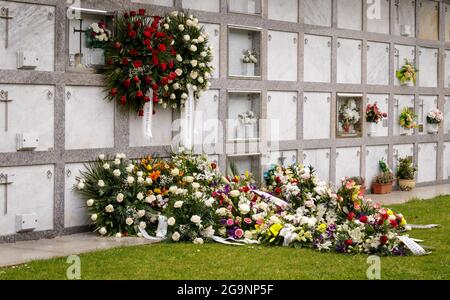Blumen auf dem Grab eines Sohnes, der 19 in Spanien an Covid 2021 starb Stockfoto