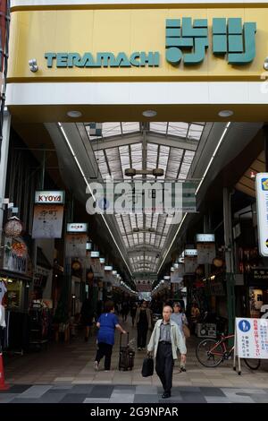 Koyoto's Teramachi Einkaufszentrum hat eine Vielzahl von Geschäften und Tempeln und ist nie zu voll. Stockfoto