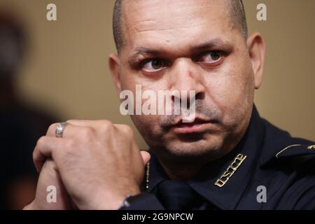 Washington, Usa. Juli 2021. U.S. Capitol Police Officer Sgt. Aquilino Gonell bezeugt vor dem House Select Committee, das am Dienstag, dem 27. Juli 2021, den Angriff auf das US-Kapitol im Canon House Office Building in Washington, DC, vom 6. Januar untersucht. Etwa 140 Polizisten wurden verletzt, als sie von den Anhängern des ehemaligen Präsidenten Donald Trump mit Füßen getreten wurden, die die Präsidentschaftswahlen 2020 stürzen wollten. Fünf Menschen starben. Pool Foto von Chip Somodevilla/UPI Kredit: UPI/Alamy Live News Stockfoto