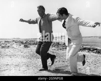 ANTHONY QUINN und ALAN BATES in ZORBA DER GRIECHE 1964 Regie / Drehbuch MICHAEL CACOYANNIS aus dem Roman The Life and Times of Alexis Zorba von Nikos Kazantzakis Musik Mikis Theodorakis Twentieth Century Fox Stockfoto