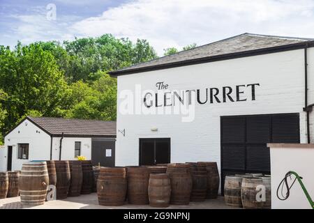 Hölzerne Whiskey-Fässer außerhalb der Glenturret Distillery in der Nähe von Crieff, Perthshire, Schottland Stockfoto