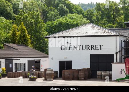 Hölzerne Whiskey-Fässer außerhalb der Glenturret Distillery in der Nähe von Crieff, Perthshire, Schottland Stockfoto