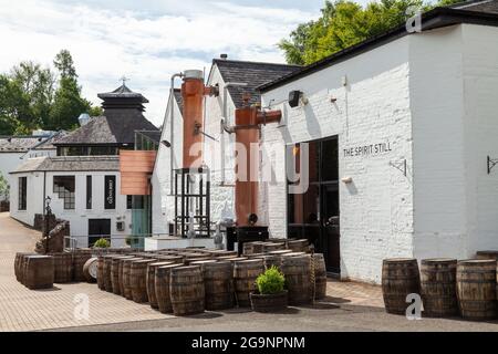 Hölzerne Whiskey-Fässer außerhalb der Glenturret Distillery in der Nähe von Crieff, Perthshire, Schottland Stockfoto