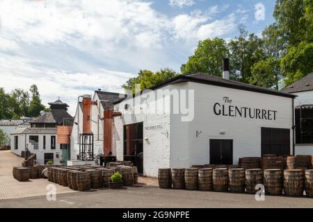 Hölzerne Whiskey-Fässer außerhalb der Glenturret Distillery in der Nähe von Crieff, Perthshire, Schottland Stockfoto