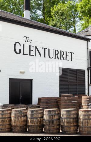 Hölzerne Whiskey-Fässer außerhalb der Glenturret Distillery in der Nähe von Crieff, Perthshire, Schottland Stockfoto