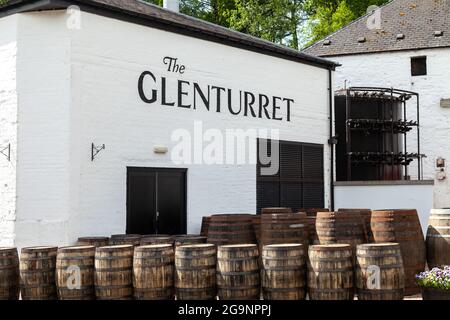 Hölzerne Whiskey-Fässer außerhalb der Glenturret Distillery in der Nähe von Crieff, Perthshire, Schottland Stockfoto