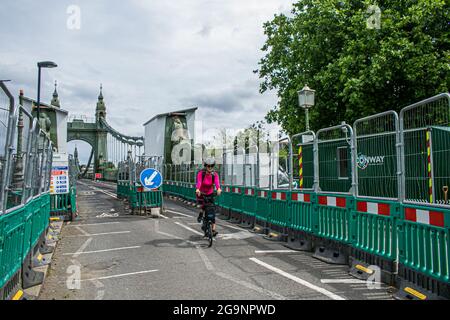 HAMMERSMITH LONDON 27 Juli 2021 . Die Hammersmith Bridge im Westen Londons wurde nach ihrer Schließung seit April 2019 für Kraftfahrzeuge und alle Nutzer im August 2020 für Radfahrer und Fußgänger wieder geöffnet. Die 134 Jahre alte gusseiserne viktorianische Brücke wurde letztes Jahr wegen Sicherheitskontrollen geschlossen, nachdem Risse entdeckt wurden. Credit amer Ghazzal/Alamy Live News Stockfoto