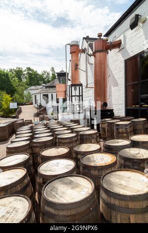 Hölzerne Whiskey-Fässer außerhalb der Glenturret Distillery in der Nähe von Crieff, Perthshire, Schottland Stockfoto