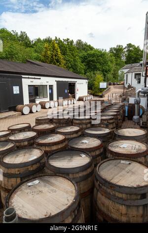 Hölzerne Whiskey-Fässer außerhalb der Glenturret Distillery in der Nähe von Crieff, Perthshire, Schottland Stockfoto