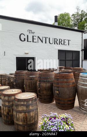 Hölzerne Whiskey-Fässer außerhalb der Glenturret Distillery in der Nähe von Crieff, Perthshire, Schottland Stockfoto