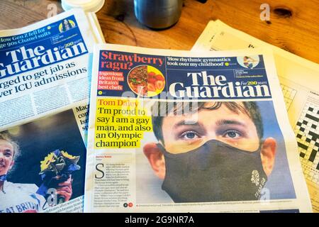 Tom Daley Facemask auf der Titelseite Guardian Schlagzeilen, nachdem er und Matty Lee Goldmedaille bei den Olympischen Spielen 2020 in Tokio 26. Juli 2021 gewinnen London Großbritannien Stockfoto