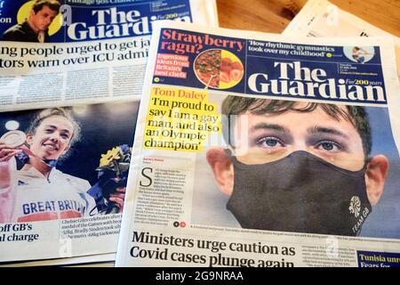 Tom Daley auf der Titelseite der Zeitung Guardian Schlagzeilen, nachdem er und Matty Lee Goldmedaille bei den Olympischen Spielen 2020 in Tokio 26. Juli 2021 gewonnen haben London Großbritannien Stockfoto