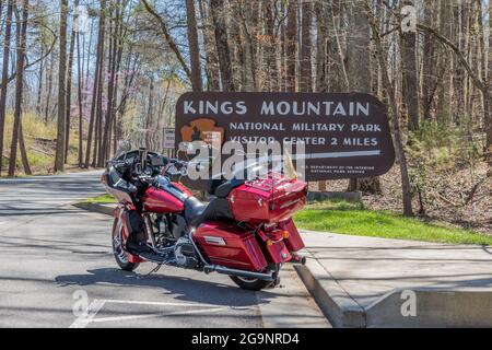 KINGS MTN. NATIONAL MILITARY PARK, BLACKSBURG, SC, USA - 1. APRIL : EIN Harley-Davidson Motorrad vor dem Eingangsschild zum King's Mtn. Nationalpark. Stockfoto