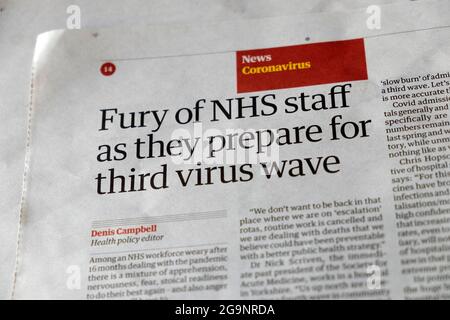 Zeitungsartikel Schlagzeile Nachrichten über Coronavirus im Guardian 'Wut der NHS-Mitarbeiter bei der Vorbereitung auf die dritte Viruswelle' London England Großbritannien 20 July 2021 Stockfoto