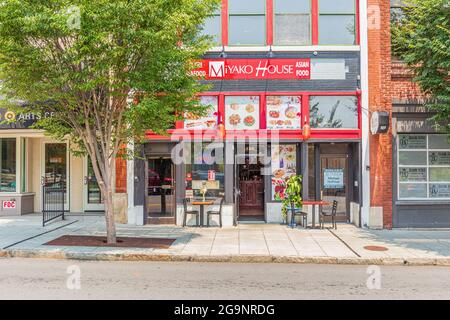 ASHEVILLE, NC, USA-22 JULY 2021: Das Miyako House Asian Food Restaurant in der Innenstadt, mit Sitzplätzen auf dem Bürgersteig. Stockfoto