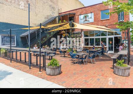 ASHEVILLE, NC, USA-22 JULY 2021: The Twisted Laurel Eatery and Lounge zeigt an einem sonnigen Tag Sitzplätze im Freien mit Kunden. Stockfoto