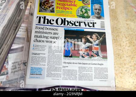 Die Zeitung Observer titelt auf der Titelseite: "Food Bosses: minister machen das Versorgungschaos schlimmer" 2021 "Olympisches Fieber trifft Japan, während die Spiele beginnen" Großbritannien Stockfoto