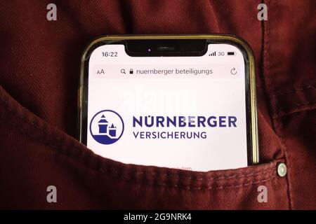 KONSKIE, POLEN - 22. Juli 2021: Logo der Nurnberger Versicherung auf dem Mobiltelefon Stockfoto