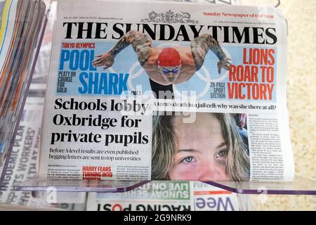 Adam Peaty Tokyo Olympics Sunday Times Zeitung Schlagzeilen Titelseite, Schulen Lobby Oxbridge für private Schüler 25 July 2021 London UK Stockfoto